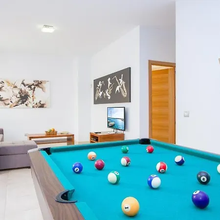 Playa Blanca Sleeps 8 Pool Air Con Wifi *